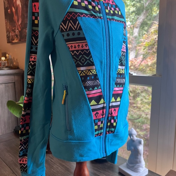 Ivivva by Lululemon Neon Blue Geometric print Jacket size 8 🩵🩷 - Picture 3 of 10
